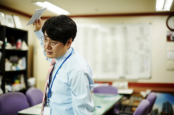 포토 JPG 응시 남자 40대 중년 스트레스 실내 한명 서기 상반신 앞모습 아웃포커스 비즈니스라이프 사무실 한국인 비즈니스맨 던지기 사표 중년남자한명만 국내포토 1 라이프스타일 시선 뷰포인트 비즈니스 모션 촬영기법 사람 동양인 성인 내부 직장인 남자한명만 중년남자만 파일형식