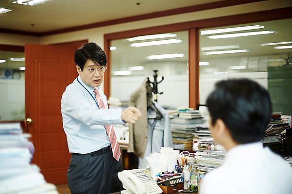 포토 JPG 응시 남자 40대 중년 회사 실내 서기 앉기 상반신 두명 앞모습 뒷모습 아웃포커스 비즈니스라이프 사무실 한국인 비즈니스맨 동료 사표 삿대질 서류더미 중년남자만 국내포토 라이프스타일 시선 뷰포인트 비즈니스 관계 모션 촬영기법 사람 동양인 손짓 성인 내부 직장인 문서 남자만 중년만 파일형식 더미