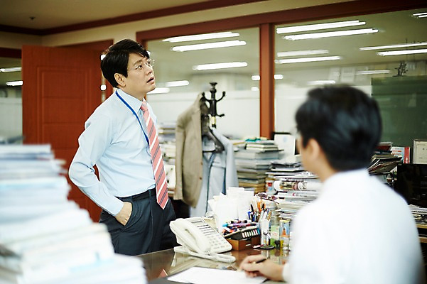 포토 JPG 응시 남자 40대 중년 회사 실내 서기 앉기 상반신 두명 옆모습 뒷모습 비즈니스라이프 사무실 분노 비즈니스맨 상사 동료 사표 서류더미 중년남자만 국내포토 라이프스타일 시선 감정 뷰포인트 비즈니스 관계 모션 사람 성인 내부 직장인 문서 남자만 중년만 파일형식 더미