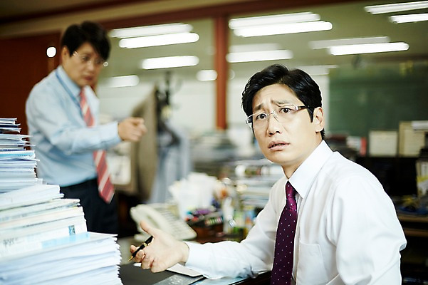 포토 JPG 응시 남자 40대 중년 회사 실내 서기 앉기 상반신 두명 앞모습 옆모습 아웃포커스 비즈니스라이프 사무실 한국인 분노 비즈니스맨 찡그림 동료 삿대질 서류더미 중년남자만 국내포토 라이프스타일 시선 감정 뷰포인트 비즈니스 관계 모션 촬영기법 표정 사람 동양인 손짓 성인 내부 직장인 문서 남자만 중년만 파일형식 더미