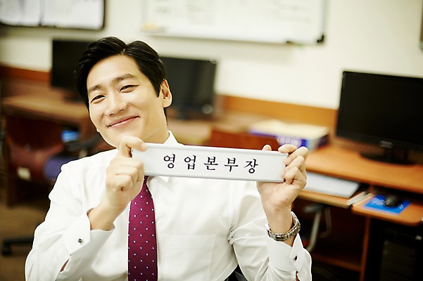 포토 JPG 응시 남자 40대 중년 실내 한명 웃음 들기 앉기 상반신 앞모습 비즈니스라이프 사무실 한국인 비즈니스맨 명패 중년남자한명만 국내포토 1 라이프스타일 시선 뷰포인트 비즈니스 모션 표정 사람 동양인 성인 내부 직장인 남자한명만 중년남자만 파일형식