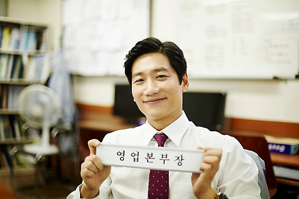 포토 JPG 응시 남자 40대 중년 실내 한명 웃음 들기 앉기 상반신 앞모습 비즈니스라이프 사무실 한국인 비즈니스맨 명패 중년남자한명만 국내포토 1 라이프스타일 시선 뷰포인트 비즈니스 모션 표정 사람 동양인 성인 내부 직장인 남자한명만 중년남자만 파일형식