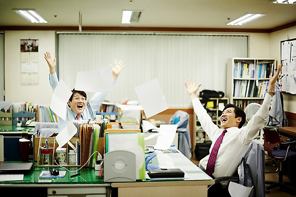 포토 JPG 응시 남자 종이 40대 중년 회사 성공 날리기 실내 웃음 앉기 상반신 두명 앞모습 옆모습 비즈니스라이프 사무실 만세 한국인 비즈니스맨 동료 즐거움 중년남자만 국내포토 라이프스타일 시선 감정 뷰포인트 컨셉 비즈니스 관계 모션 표정 사람 동양인 성인 내부 직장인 남자만 중년만 파일형식