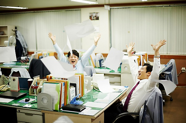 포토 JPG 응시 남자 종이 40대 중년 회사 성공 날리기 실내 웃음 앉기 상반신 두명 앞모습 옆모습 비즈니스라이프 사무실 만세 한국인 비즈니스맨 동료 즐거움 중년남자만 국내포토 라이프스타일 시선 감정 뷰포인트 컨셉 비즈니스 관계 모션 표정 사람 동양인 성인 내부 직장인 남자만 중년만 파일형식