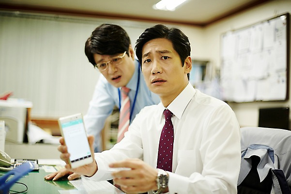 포토 JPG 응시 남자 40대 중년 회사 실내 들기 앉기 상반신 두명 앞모습 비즈니스라이프 스마트폰 사무실 한국인 비즈니스맨 찡그림 동료 중년남자만 국내포토 라이프스타일 시선 뷰포인트 비즈니스 관계 모션 표정 사람 동양인 성인 내부 핸드폰 스마트기기 직장인 남자만 중년만 파일형식