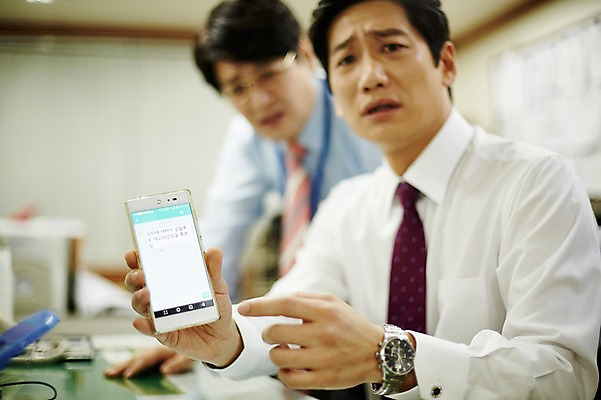 포토 JPG 응시 남자 40대 중년 회사 실내 들기 앉기 상반신 두명 앞모습 아웃포커스 비즈니스라이프 스마트폰 사무실 한국인 가리킴 비즈니스맨 찡그림 동료 중년남자만 국내포토 라이프스타일 시선 뷰포인트 비즈니스 관계 모션 촬영기법 표정 사람 동양인 손짓 성인 내부 핸드폰 스마트기기 직장인 남자만 중년만 파일형식