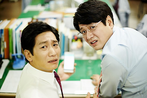 포토 JPG 응시 남자 40대 중년 회사 실내 들기 앉기 상반신 두명 옆모습 비즈니스라이프 스마트폰 사무실 한국인 비즈니스맨 뒤돌아보기 찡그림 동료 중년남자만 국내포토 라이프스타일 시선 뷰포인트 비즈니스 관계 모션 표정 사람 동양인 성인 내부 핸드폰 스마트기기 직장인 남자만 중년만 파일형식