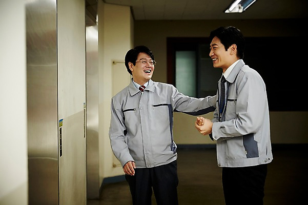 포토 JPG 응시 남자 40대 중년 회사 실내 대화 서기 웃음 상반신 두명 앞모습 옆모습 비즈니스라이프 사무실 비즈니스맨 복도 엘리베이터 동료 중년남자만 국내포토 라이프스타일 시선 뷰포인트 비즈니스 관계 모션 표정 말하기 사람 성인 내부 직장인 남자만 중년만 파일형식