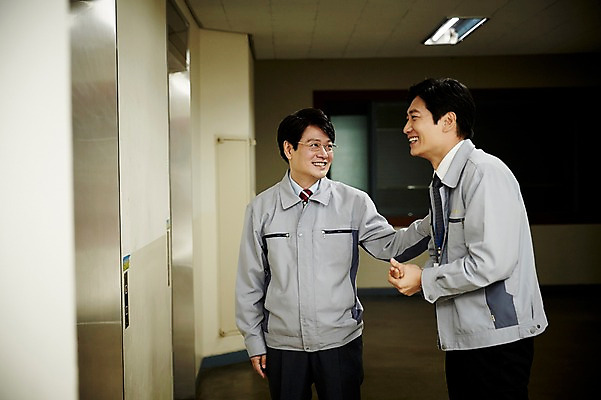 포토 JPG 응시 남자 40대 중년 회사 실내 대화 서기 웃음 상반신 두명 앞모습 옆모습 비즈니스라이프 사무실 비즈니스맨 복도 엘리베이터 동료 중년남자만 국내포토 라이프스타일 시선 뷰포인트 비즈니스 관계 모션 표정 말하기 사람 성인 내부 직장인 남자만 중년만 파일형식