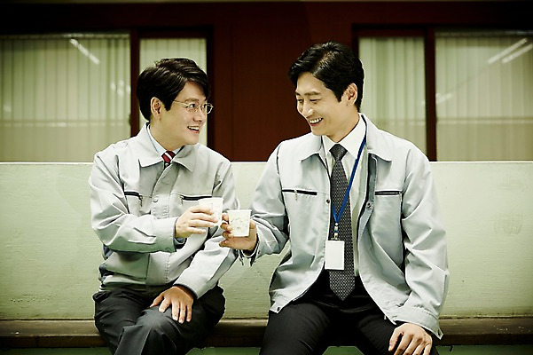 포토 JPG 남자 커피 40대 중년 회사 휴식 웃음 앉기 상반신 야외 두명 앞모습 비즈니스라이프 한국인 비즈니스맨 옥상 동료 중년남자만 국내포토 라이프스타일 음료 뷰포인트 컨셉 비즈니스 관계 모션 표정 사람 동양인 성인 직장인 남자만 중년만 파일형식