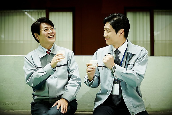 포토 JPG 남자 커피 40대 중년 회사 휴식 웃음 앉기 상반신 야외 두명 앞모습 비즈니스라이프 파이팅 한국인 비즈니스맨 옥상 동료 중년남자만 국내포토 라이프스타일 음료 뷰포인트 컨셉 비즈니스 관계 모션 표정 사람 동양인 성인 직장인 남자만 중년만 파일형식