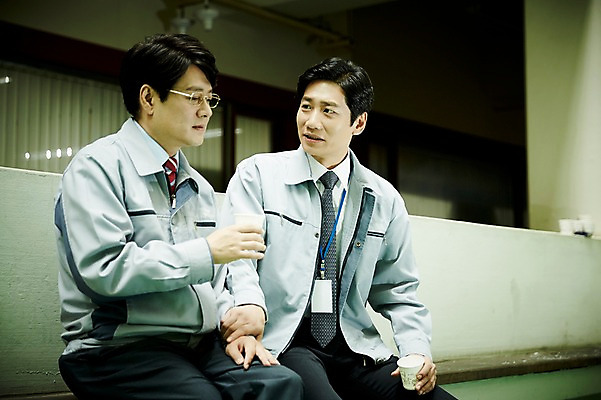 포토 JPG 남자 커피 40대 중년 회사 대화 앉기 상반신 야외 두명 앞모습 옆모습 비즈니스라이프 비즈니스맨 옥상 동료 위로 중년남자만 국내포토 라이프스타일 음료 뷰포인트 비즈니스 관계 모션 말하기 사람 성인 직장인 남자만 중년만 파일형식