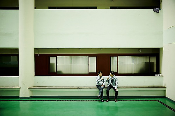 포토 JPG 전신 남자 40대 중년 회사 휴식 대화 앉기 야외 두명 앞모습 비즈니스라이프 마시기 비즈니스맨 옥상 동료 중년남자만 국내포토 라이프스타일 뷰포인트 컨셉 비즈니스 관계 모션 말하기 사람 성인 직장인 남자만 중년만 파일형식