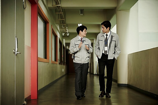 포토 JPG 전신 남자 40대 중년 회사 실내 두명 앞모습 비즈니스라이프 사무실 걷기 비즈니스맨 복도 동료 사원증 중년남자만 국내포토 라이프스타일 뷰포인트 비즈니스 관계 모션 사람 성인 내부 직장인 남자만 중년만 파일형식