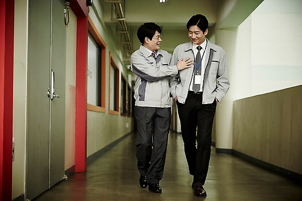 포토 JPG 전신 남자 40대 중년 회사 실내 두명 앞모습 비즈니스라이프 사무실 걷기 비즈니스맨 복도 동료 사원증 중년남자만 국내포토 라이프스타일 뷰포인트 비즈니스 관계 모션 사람 성인 내부 직장인 남자만 중년만 파일형식