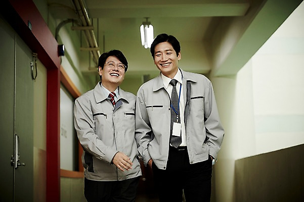 포토 JPG 남자 40대 중년 회사 실내 웃음 상반신 두명 앞모습 비즈니스라이프 걷기 비즈니스맨 복도 동료 중년남자만 국내포토 라이프스타일 뷰포인트 비즈니스 관계 모션 표정 사람 성인 내부 직장인 남자만 중년만 파일형식