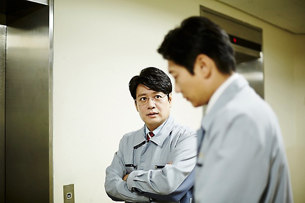 포토 JPG 남자 40대 중년 회사 실내 서기 상반신 두명 앞모습 옆모습 비즈니스라이프 비즈니스맨 복도 상사 엘리베이터 꾸지람 동료 엄격한 중년남자만 국내포토 라이프스타일 뷰포인트 비즈니스 관계 모션 사람 성인 내부 직장인 체벌 남자만 중년만 파일형식