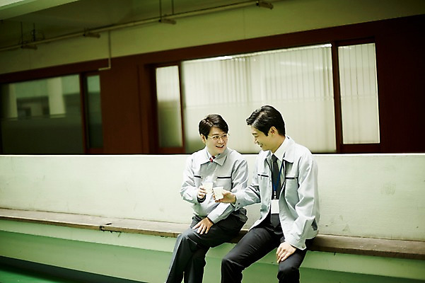 포토 JPG 응시 남자 커피 40대 중년 회사 휴식 대화 웃음 앉기 상반신 야외 두명 앞모습 옆모습 비즈니스라이프 마시기 비즈니스맨 옥상 동료 중년남자만 국내포토 라이프스타일 시선 음료 뷰포인트 컨셉 비즈니스 관계 모션 표정 말하기 사람 성인 직장인 남자만 중년만 파일형식