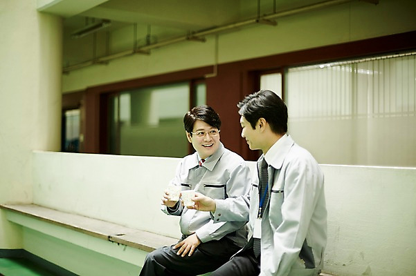 포토 JPG 응시 남자 커피 40대 중년 회사 휴식 대화 웃음 앉기 상반신 야외 두명 앞모습 옆모습 비즈니스라이프 마시기 비즈니스맨 옥상 동료 중년남자만 국내포토 라이프스타일 시선 음료 뷰포인트 컨셉 비즈니스 관계 모션 표정 말하기 사람 성인 직장인 남자만 중년만 파일형식