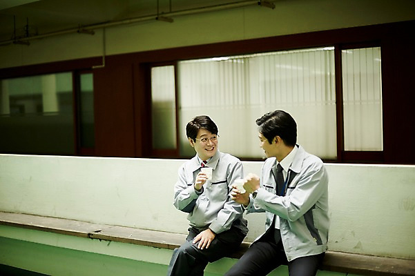 포토 JPG 응시 남자 커피 40대 중년 회사 휴식 대화 웃음 앉기 상반신 야외 두명 앞모습 옆모습 비즈니스라이프 마시기 비즈니스맨 옥상 동료 중년남자만 국내포토 라이프스타일 시선 음료 뷰포인트 컨셉 비즈니스 관계 모션 표정 말하기 사람 성인 직장인 남자만 중년만 파일형식