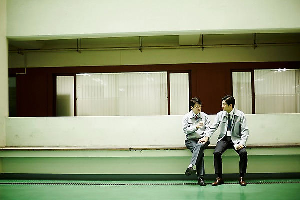 포토 JPG 전신 응시 남자 커피 40대 중년 회사 휴식 대화 웃음 앉기 야외 두명 옆모습 비즈니스라이프 마시기 비즈니스맨 옥상 동료 중년남자만 국내포토 라이프스타일 시선 음료 뷰포인트 컨셉 비즈니스 관계 모션 표정 말하기 사람 성인 직장인 남자만 중년만 파일형식