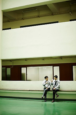 포토 JPG 전신 응시 남자 커피 40대 중년 회사 휴식 대화 웃음 앉기 야외 두명 옆모습 비즈니스라이프 마시기 비즈니스맨 옥상 동료 중년남자만 국내포토 라이프스타일 시선 음료 뷰포인트 컨셉 비즈니스 관계 모션 표정 말하기 사람 성인 직장인 남자만 중년만 파일형식