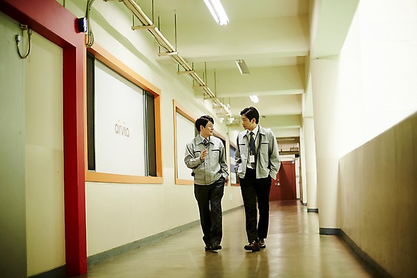 포토 JPG 전신 응시 남자 40대 중년 회사 실내 대화 두명 앞모습 비즈니스라이프 사무실 걷기 원근감 비즈니스맨 복도 동료 중년남자만 국내포토 라이프스타일 시선 뷰포인트 비즈니스 관계 모션 말하기 사람 성인 내부 직장인 남자만 중년만 파일형식