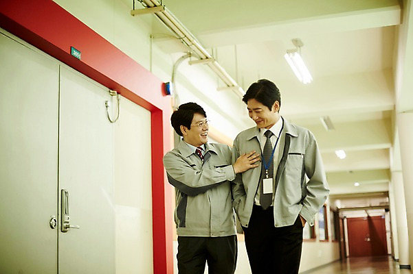 포토 JPG 응시 남자 40대 중년 회사 실내 대화 웃음 상반신 두명 앞모습 비즈니스라이프 사무실 걷기 비즈니스맨 복도 동료 중년남자만 국내포토 라이프스타일 시선 뷰포인트 비즈니스 관계 모션 표정 말하기 사람 성인 내부 직장인 남자만 중년만 파일형식