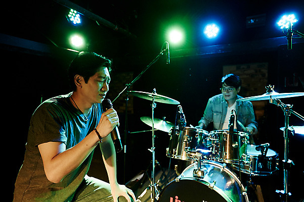 포토 JPG 남자 40대 중년 노래 중년라이프 실내 서기 앉기 상반신 두명 앞모습 옆모습 공연 한국인 무대 마이크 드럼 열정 중년남자만 국내포토 라이프스타일 감정 음악 뷰포인트 음향기기 모션 타악기 사람 동양인 이벤트 성인 내부 남자만 중년만 파일형식