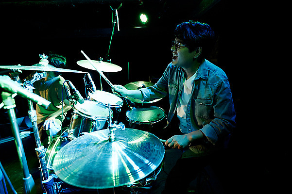 포토 JPG 남자 40대 중년 연주 중년라이프 실내 한명 앉기 상반신 옆모습 한국인 무대 드럼 열정 중년남자한명만 국내포토 1 라이프스타일 감정 음악 뷰포인트 모션 타악기 사람 동양인 성인 내부 남자한명만 중년남자만 파일형식