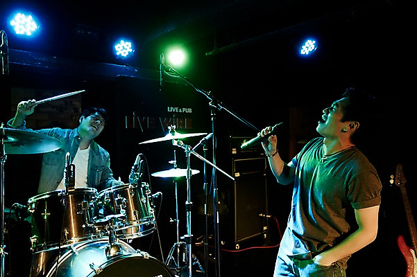 포토 JPG 남자 40대 중년 노래 중년라이프 실내 서기 앉기 상반신 두명 앞모습 옆모습 공연 한국인 무대 마이크 드럼 열정 중년남자만 국내포토 라이프스타일 감정 음악 뷰포인트 음향기기 모션 타악기 사람 동양인 이벤트 성인 내부 남자만 중년만 파일형식