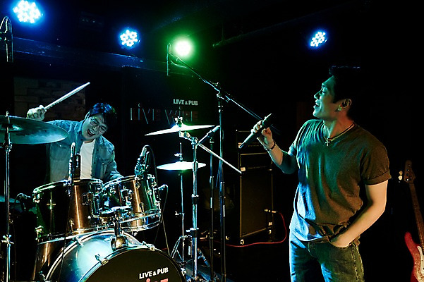 포토 JPG 남자 40대 중년 노래 중년라이프 실내 서기 앉기 상반신 두명 앞모습 옆모습 공연 한국인 무대 마이크 드럼 열정 중년남자만 국내포토 라이프스타일 감정 음악 뷰포인트 음향기기 모션 타악기 사람 동양인 이벤트 성인 내부 남자만 중년만 파일형식