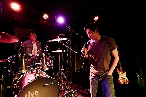 포토 JPG 남자 40대 중년 노래 중년라이프 실내 서기 앉기 상반신 두명 앞모습 공연 한국인 무대 마이크 드럼 열정 중년남자만 국내포토 라이프스타일 감정 음악 뷰포인트 음향기기 모션 타악기 사람 동양인 이벤트 성인 내부 남자만 중년만 파일형식