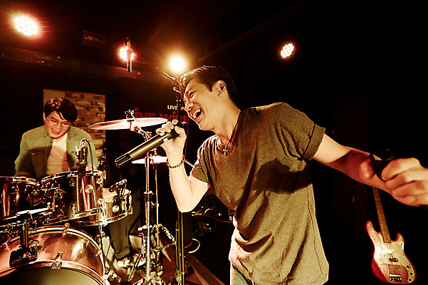 포토 JPG 남자 40대 중년 노래 중년라이프 실내 서기 앉기 상반신 두명 앞모습 옆모습 공연 한국인 무대 마이크 드럼 열정 중년남자만 국내포토 라이프스타일 감정 음악 뷰포인트 음향기기 모션 타악기 사람 동양인 이벤트 성인 내부 남자만 중년만 파일형식