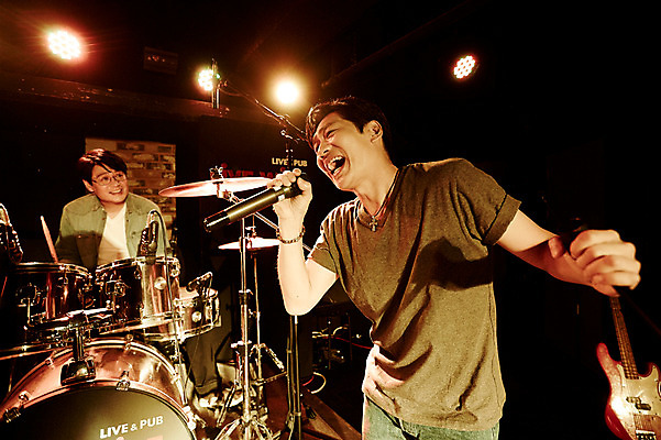 포토 JPG 남자 40대 중년 노래 중년라이프 실내 서기 앉기 상반신 두명 앞모습 옆모습 공연 한국인 무대 마이크 드럼 열정 중년남자만 국내포토 라이프스타일 감정 음악 뷰포인트 음향기기 모션 타악기 사람 동양인 이벤트 성인 내부 남자만 중년만 파일형식