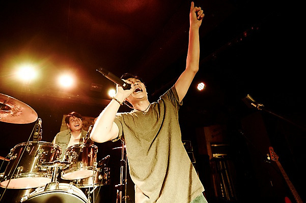 포토 JPG 남자 40대 중년 노래 중년라이프 실내 서기 앉기 상반신 두명 앞모습 공연 한국인 무대 마이크 드럼 열정 중년남자만 국내포토 라이프스타일 감정 음악 뷰포인트 음향기기 모션 타악기 사람 동양인 이벤트 성인 내부 남자만 중년만 파일형식