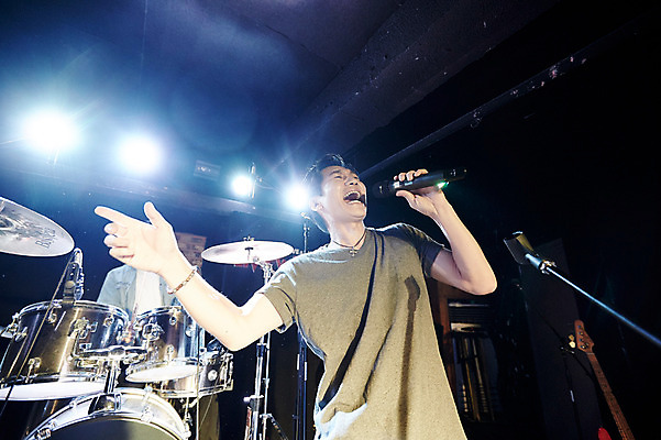 포토 JPG 남자 40대 중년 노래 중년라이프 실내 서기 앉기 상반신 두명 옆모습 공연 한국인 무대 마이크 드럼 열정 중년남자만 국내포토 라이프스타일 감정 음악 뷰포인트 음향기기 모션 타악기 사람 동양인 이벤트 성인 내부 남자만 중년만 파일형식