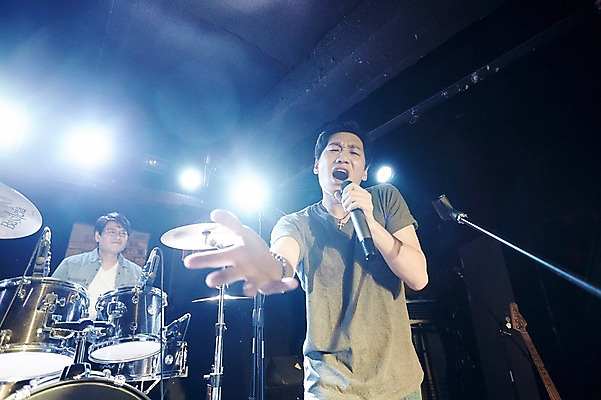 포토 JPG 남자 40대 중년 노래 중년라이프 실내 서기 앉기 상반신 두명 앞모습 공연 한국인 무대 마이크 드럼 열정 중년남자만 국내포토 라이프스타일 감정 음악 뷰포인트 음향기기 모션 타악기 사람 동양인 이벤트 성인 내부 남자만 중년만 파일형식