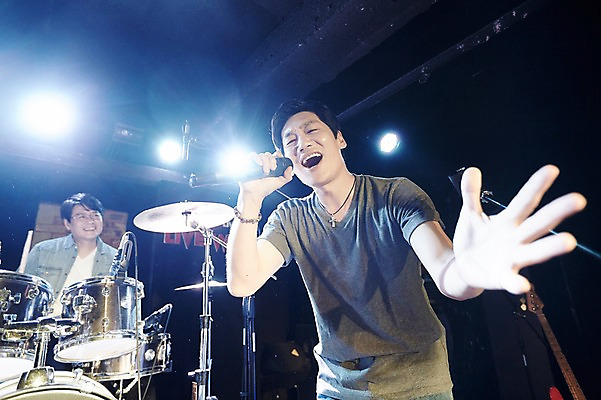 포토 JPG 남자 40대 중년 노래 중년라이프 실내 서기 앉기 상반신 두명 앞모습 공연 한국인 무대 마이크 드럼 열정 중년남자만 국내포토 라이프스타일 감정 음악 뷰포인트 음향기기 모션 타악기 사람 동양인 이벤트 성인 내부 남자만 중년만 파일형식