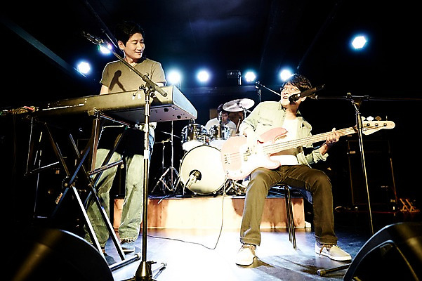 포토 JPG 전신 남자 악기 40대 중년 연주 중년라이프 실내 서기 두명 앞모습 한국인 무대 기타 건반 전자피아노 중년남자만 국내포토 라이프스타일 음악 뷰포인트 모션 현악기 사람 동양인 성인 내부 피아노 남자만 중년만 파일형식