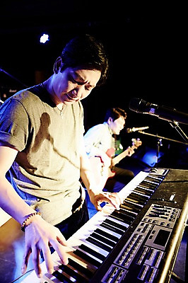 포토 JPG 남자 악기 40대 중년 연주 중년라이프 실내 서기 상반신 두명 옆모습 아웃포커스 한국인 무대 기타 건반 전자피아노 중년남자만 국내포토 라이프스타일 음악 뷰포인트 모션 현악기 촬영기법 사람 동양인 성인 내부 피아노 남자만 중년만 파일형식