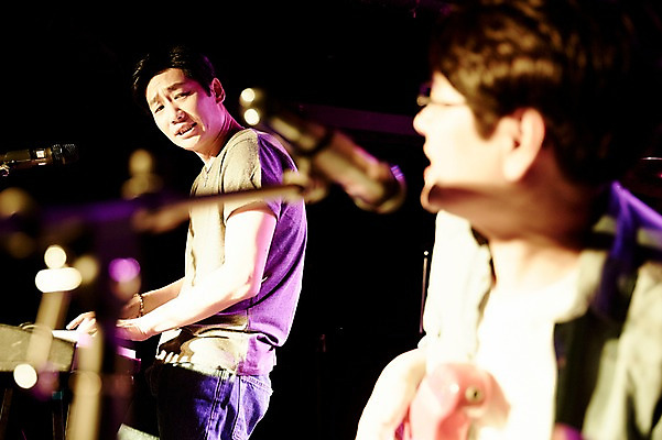 포토 JPG 남자 악기 40대 중년 연주 중년라이프 실내 서기 상반신 두명 옆모습 한국인 무대 기타 건반 전자피아노 중년남자만 국내포토 라이프스타일 음악 뷰포인트 모션 현악기 사람 동양인 성인 내부 피아노 남자만 중년만 파일형식