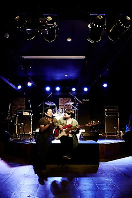 포토 JPG 전신 남자 40대 중년 연주 노래 중년라이프 실내 앉기 두명 앞모습 한국인 무대 기타 중년남자만 국내포토 라이프스타일 음악 뷰포인트 모션 현악기 사람 동양인 성인 내부 남자만 중년만 파일형식