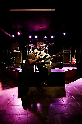 포토 JPG 전신 남자 40대 중년 연주 노래 중년라이프 실내 서기 앉기 두명 앞모습 옆모습 한국인 무대 기타 중년남자만 국내포토 라이프스타일 음악 뷰포인트 모션 현악기 사람 동양인 성인 내부 남자만 중년만 파일형식