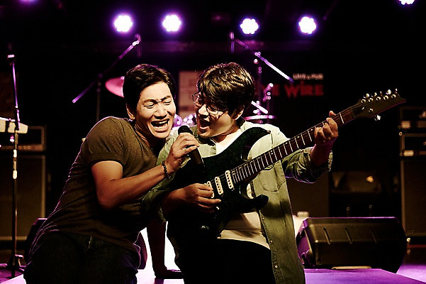 포토 JPG 남자 40대 중년 연주 노래 중년라이프 실내 앉기 상반신 취미 두명 앞모습 한국인 무대 기타 즐거움 중년남자만 국내포토 라이프스타일 감정 음악 뷰포인트 모션 현악기 사람 동양인 성인 내부 남자만 중년만 파일형식