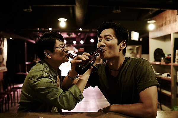 포토 JPG 응시 남자 40대 중년 중년라이프 맥주 실내 웃음 앉기 상반신 두명 앞모습 옆모습 한국인 마시기 러브샷 중년남자만 국내포토 라이프스타일 시선 뷰포인트 모션 주류 표정 사람 동양인 성인 내부 남자만 중년만 파일형식