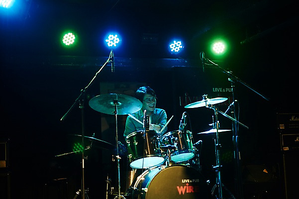 포토 JPG 남자 40대 중년 연주 중년라이프 실내 한명 앉기 상반신 앞모습 한국인 무대 즐거움 드럼 열정 중년남자한명만 국내포토 1 라이프스타일 감정 음악 뷰포인트 모션 타악기 사람 동양인 성인 내부 남자한명만 중년남자만 파일형식