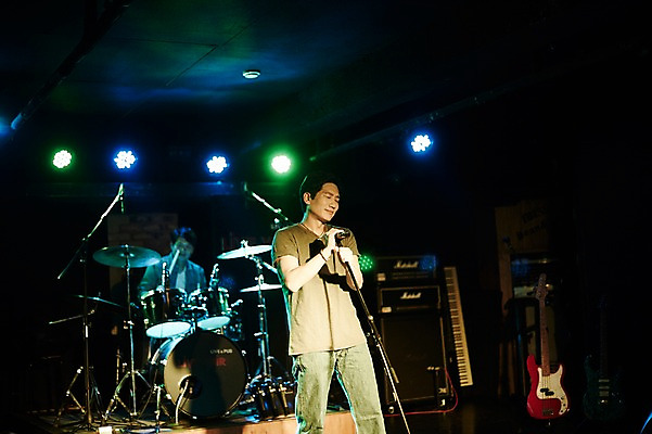 포토 JPG 남자 40대 중년 연주 노래 중년라이프 실내 서기 앉기 상반신 두명 앞모습 한국인 무대 마이크 드럼 중년남자만 국내포토 라이프스타일 음악 뷰포인트 음향기기 모션 타악기 사람 동양인 성인 내부 남자만 중년만 파일형식