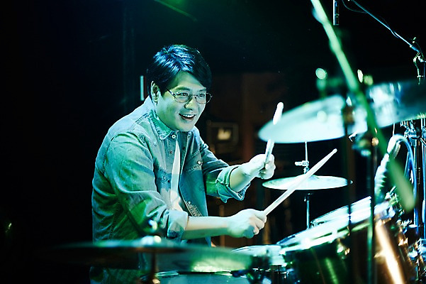 포토 JPG 남자 40대 중년 연주 중년라이프 실내 한명 앉기 상반신 취미 옆모습 한국인 무대 즐거움 드럼 열정 중년남자한명만 국내포토 1 라이프스타일 감정 음악 뷰포인트 모션 타악기 사람 동양인 성인 내부 남자한명만 중년남자만 파일형식