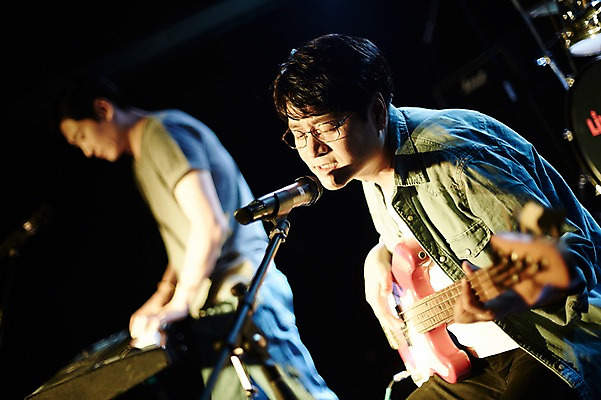 포토 JPG 남자 악기 40대 중년 노래 중년라이프 실내 서기 상반신 두명 옆모습 공연 한국인 무대 기타 건반 열정 전자피아노 중년남자만 국내포토 라이프스타일 감정 음악 뷰포인트 모션 현악기 사람 동양인 이벤트 성인 내부 피아노 남자만 중년만 파일형식